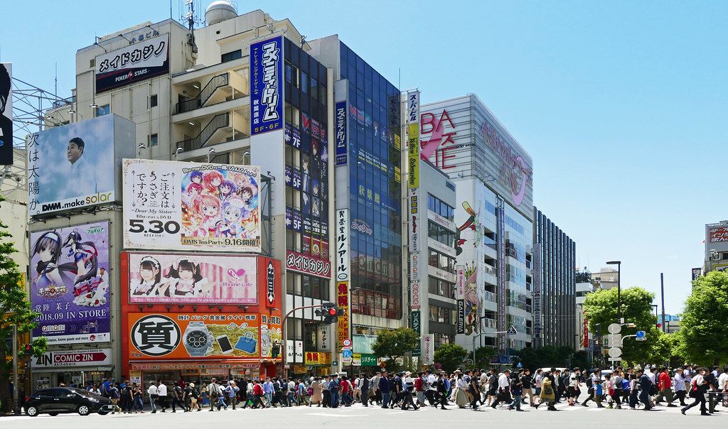 Edificios de Akihabara con carteles de anime