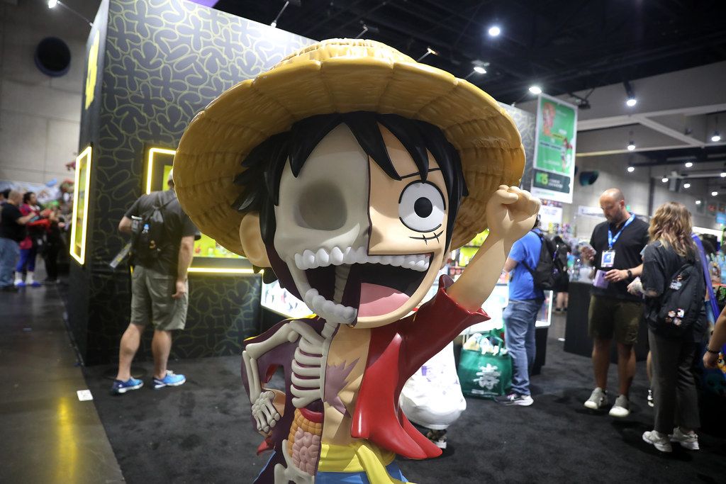 Estatua de Luffy en el stand de One Piece de una convención