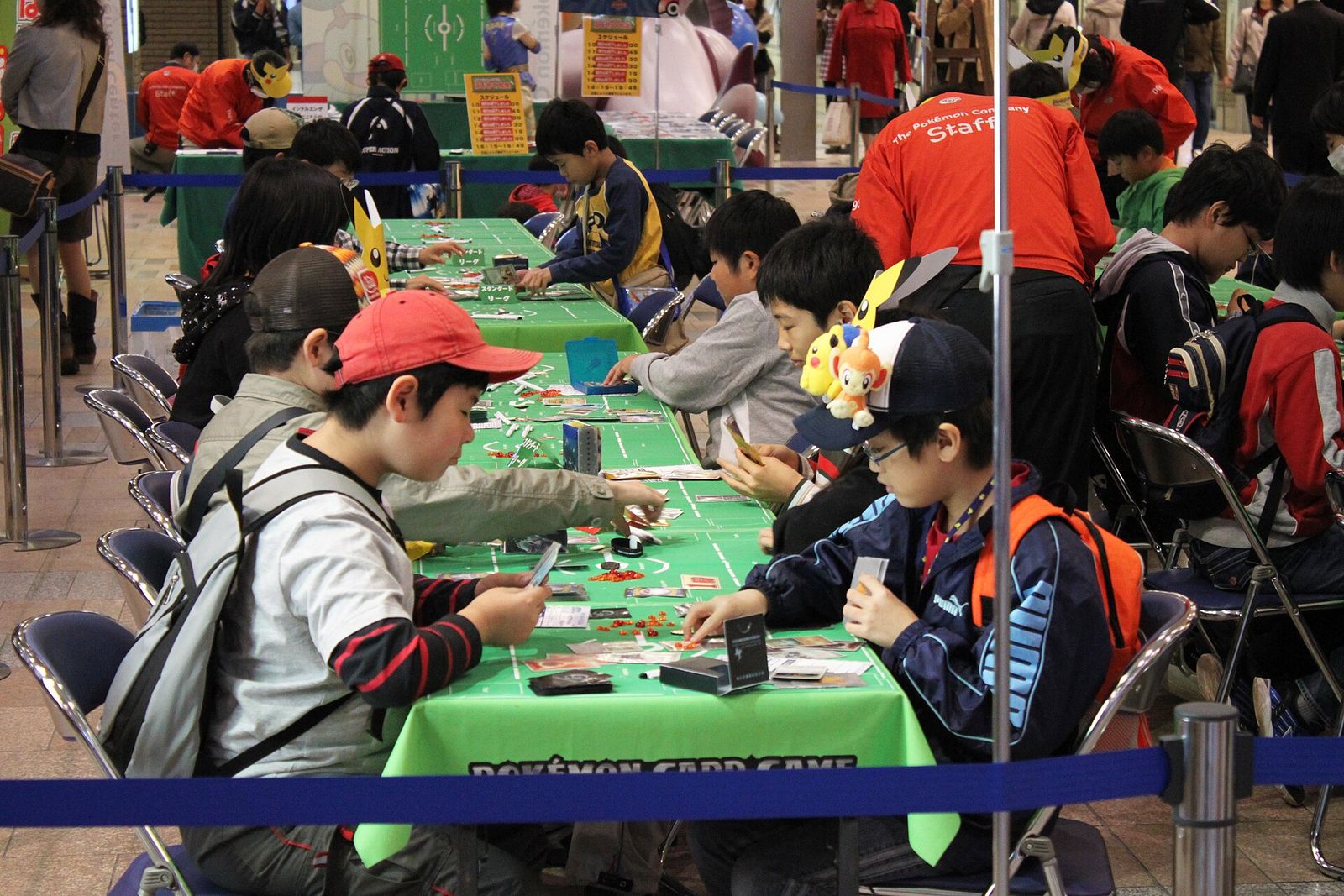 Jugadores en un torneo del juego de cartas Pokémon